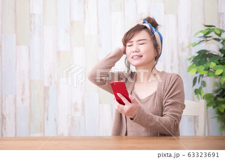 ルームウェアの女性 63323691