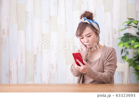 ルームウェアの女性 63323693