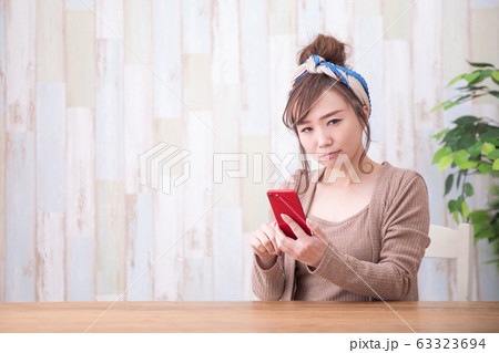 ルームウェアの女性 63323694