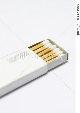白く清潔感のあるシンプルなマッチ箱【白背景】 白く清潔感のあるシンプルなマッチ箱【白背景】 63323905