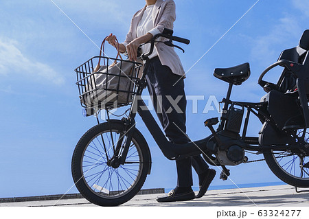 自転車に乗る女性	 63324277