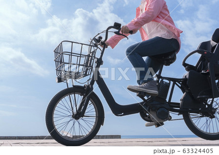 自転車に乗る女性 63324405