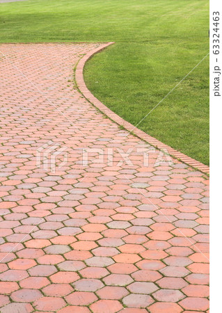 レンガ敷きの石畳と芝生 歩道 エクステリアの写真素材