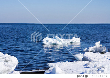 オホーツク海の流氷の残氷　”紋別市” 63324525
