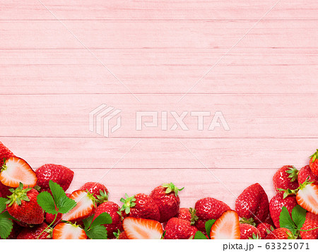 背景 フルーツ 苺 木目 ピンクのイラスト素材