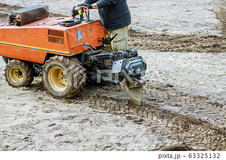 Tracked digs the ground for irrigation system of Tracked digs the ground for irrigation system of 63325132