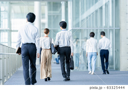ビジネスイメージ　男性社員　女性社員　 63325444