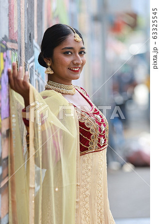 路上にたつ笑顔のインド人女性 インド人 美女 サリー の写真素材