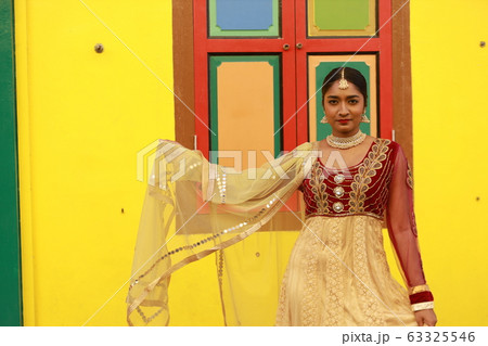 シンガポールのリトルインディアのカラフルな壁の前に立つインド人女性 インド の写真素材