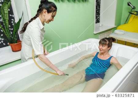Woman in bath during hydrotherapy in beauty spa 63325871