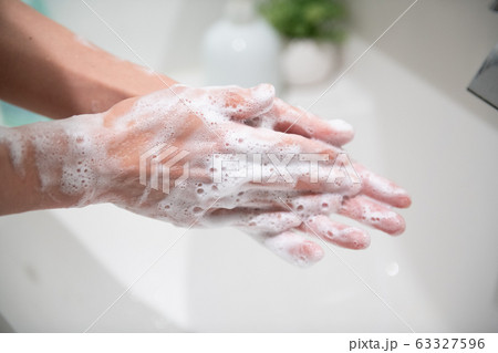 手洗い　感染症対策　除菌　石鹸　洗う　手を洗う　泡　清潔 63327596