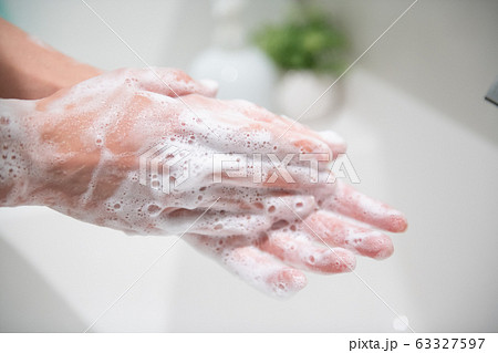 手洗い　感染症対策　除菌　石鹸　洗う　手を洗う　泡　清潔 63327597