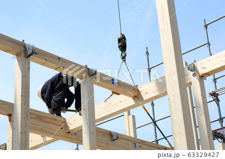 新築住宅 建て方をする職人 新築住宅 建て方をする職人 63329427