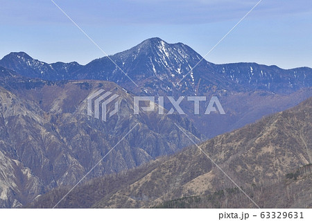 日光半月山駐車場から皇海山を望むの写真素材