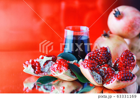 Ripe grains of pomegranate on the table. Pomegranate juice. 63331169