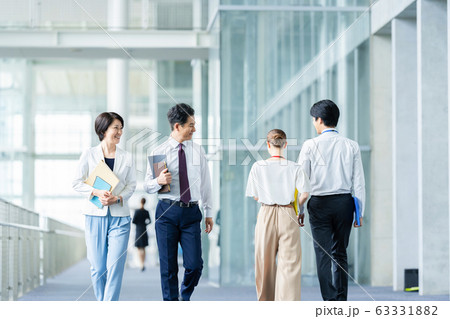 ビジネスイメージ 男性社員 女性社員 ビジネスイメージ 男性社員 女性社員 63331882