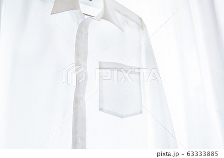 白いワイシャツ シャツ Yシャツを洗濯して干す様子の写真素材