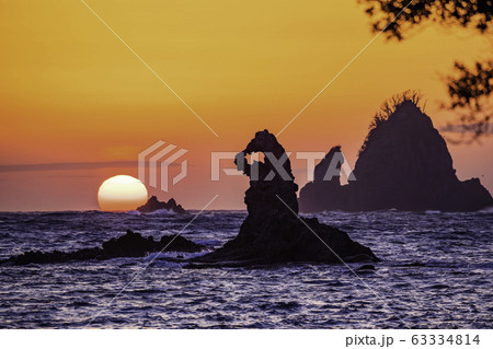 (静岡県)西伊豆・大田子海岸の夕陽 メガネッチョ (静岡県)西伊豆・大田子海岸の夕陽 メガネッチョ 63334814