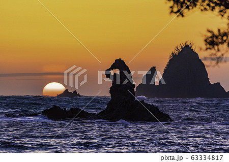 （静岡県）西伊豆・大田子海岸の夕陽　メガネッチョ 63334817
