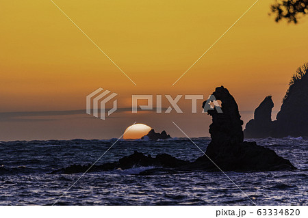 （静岡県）西伊豆・大田子海岸の夕陽　メガネッチョ 63334820