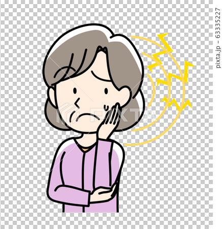 耳鳴り　頭痛など　おばあさん 63335227
