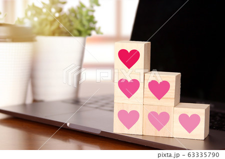 上昇するハートマークとパソコン PC & rising Hearts 上昇するハートマークとパソコン PC & rising Hearts 63335790