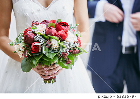 wedding bouquet in bride's hands 63336797