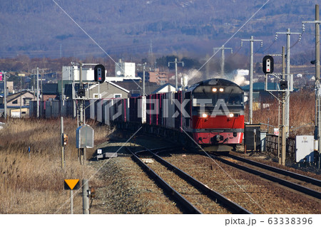 早春の北海道伊達市JR北舟岡駅を通過する貨物列車の風景を撮影 63338396