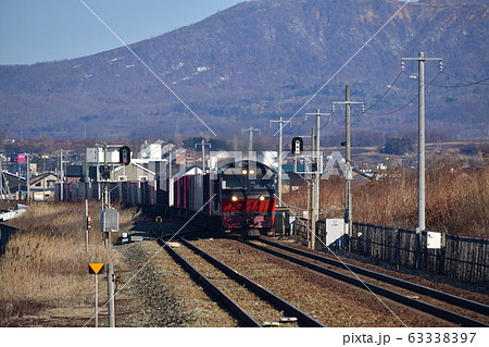 早春の北海道伊達市JR北舟岡駅を通過する貨物列車の風景を撮影 63338397