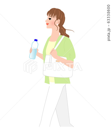 水分補給のペットボトルを持って歩くおしゃれな女性のイラスト素材