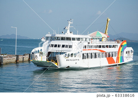高松港に入港する小豆島フェリー3　香川県高松市 63338616
