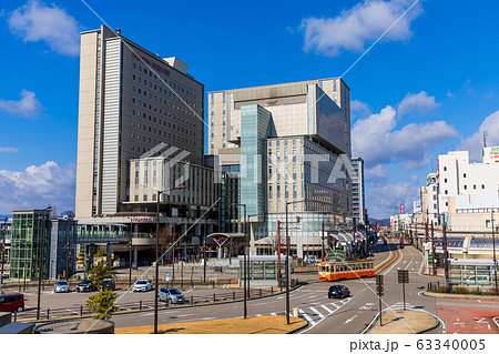 富山・高岡駅前を走る万葉線 63340005