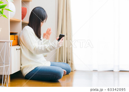 謝る 断る 謝罪 お願いする女性 謝る 断る 謝罪 お願いする女性 63342095