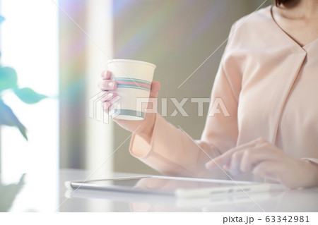 若いビジネスウーマン　ビジネスイメージ 　コーヒー 63342981