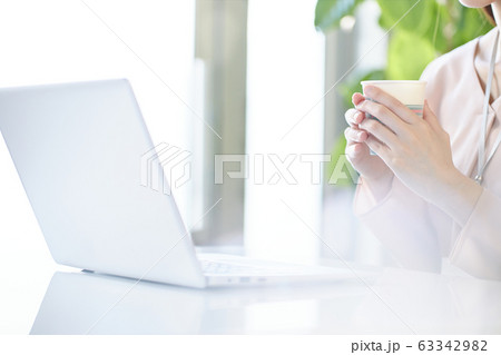 若いビジネスウーマン　ビジネスイメージ 　コーヒー 63342982