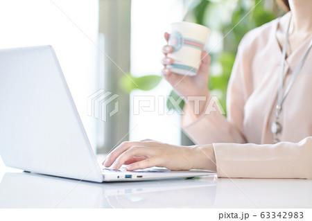 若いビジネスウーマン　ビジネスイメージ 　コーヒー 63342983