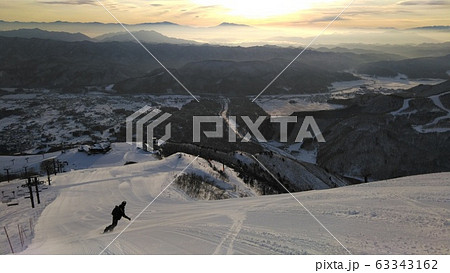 白馬八方尾根スキー場 朝焼けのウサギ平ゲレンデを滑走するスノーボーダー 白馬八方尾根スキー場 朝焼けのウサギ平ゲレンデを滑走するスノーボーダー 63343162