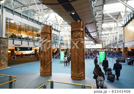 カナダ バンクーバー国際空港 入国審査場入口のトーテムポール ボカシ画像１の写真素材