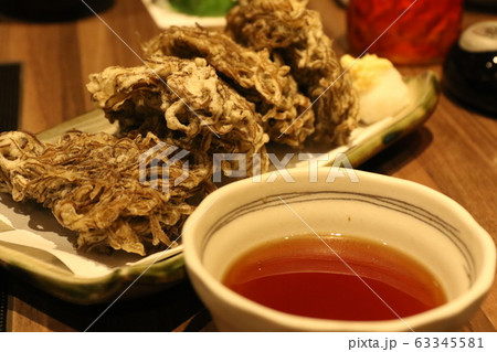 沖縄県那覇市の居酒屋で食べるもずくの天ぷら 沖縄県那覇市の居酒屋で食べるもずくの天ぷら 63345581