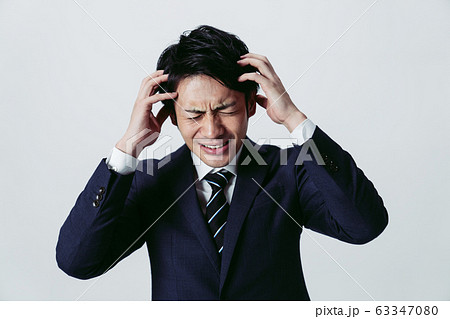 悩むビジネスマン 悩むビジネスマン 63347080