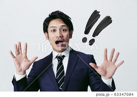 驚く男性 63347084