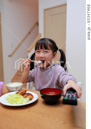 食事 (育児 子育て マナー ルール 行儀 女の子 子供 TV 動画 リモコン ライフスタイル) 63347468
