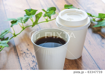 白い紙コップのコーヒー 白い紙コップのコーヒー 63347739