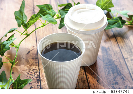 白い紙コップのコーヒーの写真素材