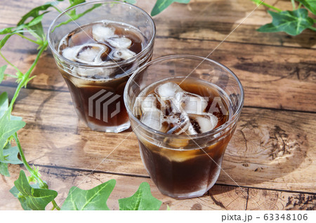 テーブルの上のアイスコーヒー 63348106