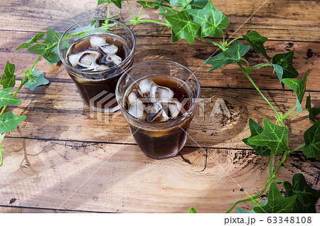 テーブルの上のアイスコーヒー 63348108