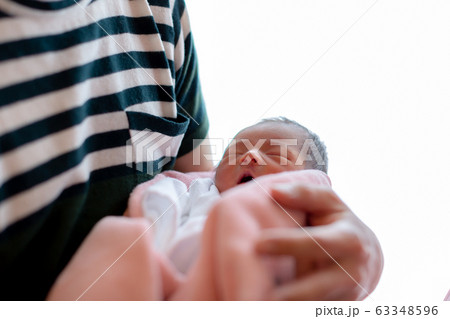 生まれたばかりの新生児　誕生　親子 63348596
