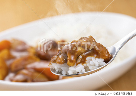 カレーライスを食べる 63348963