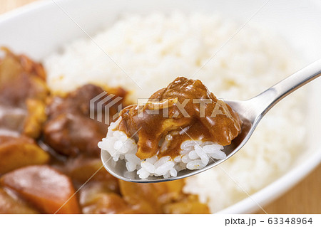 カレーライスを食べる 63348964