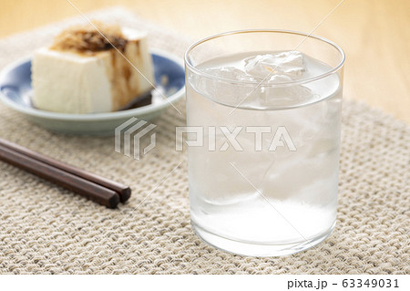 焼酎ロックと冷奴 63349031